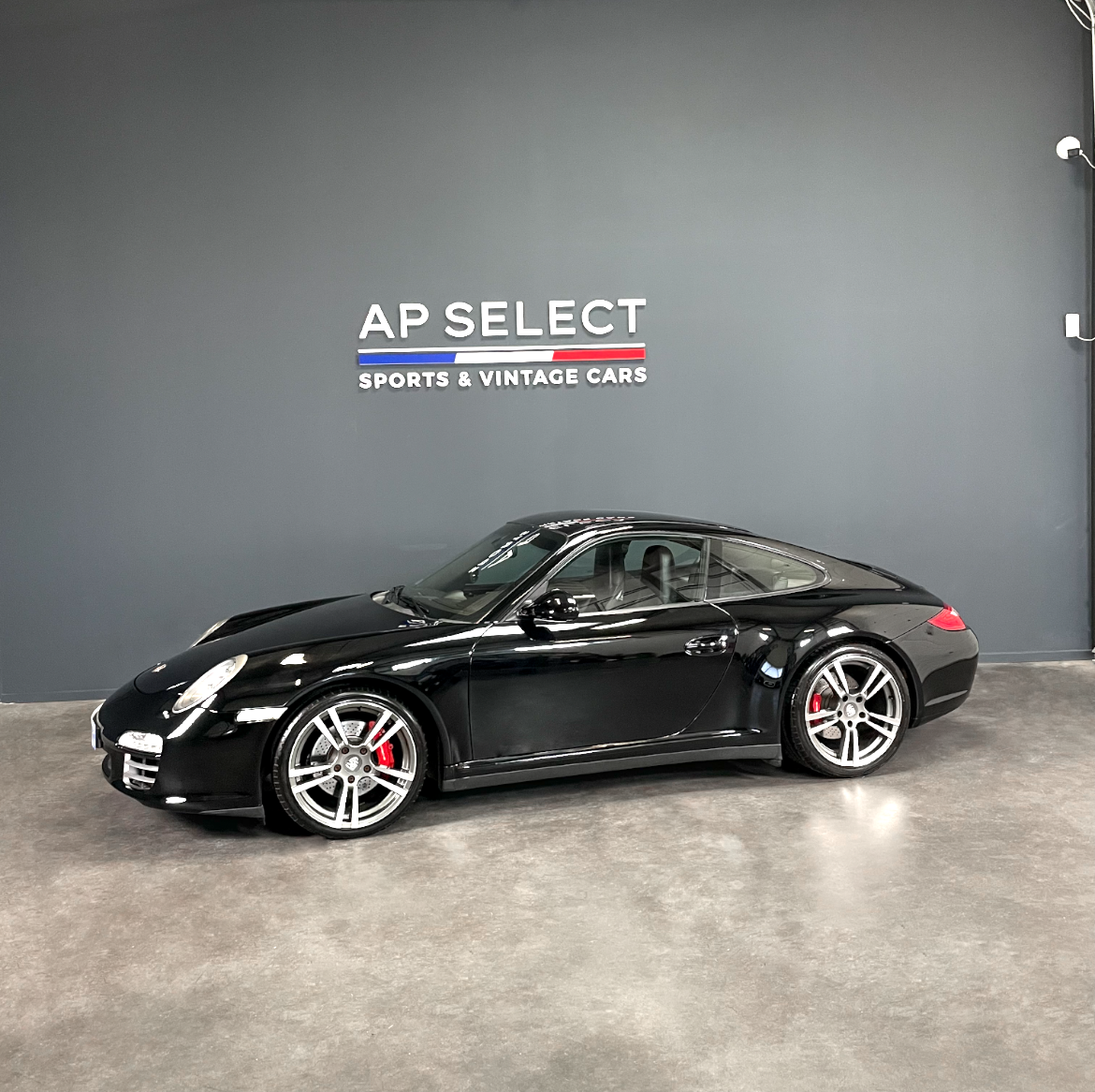 Photographie d'une Porsche 997.2 Carrera 4S 3.8  vue de trois quarts face dans les locaux d'AP SELECT